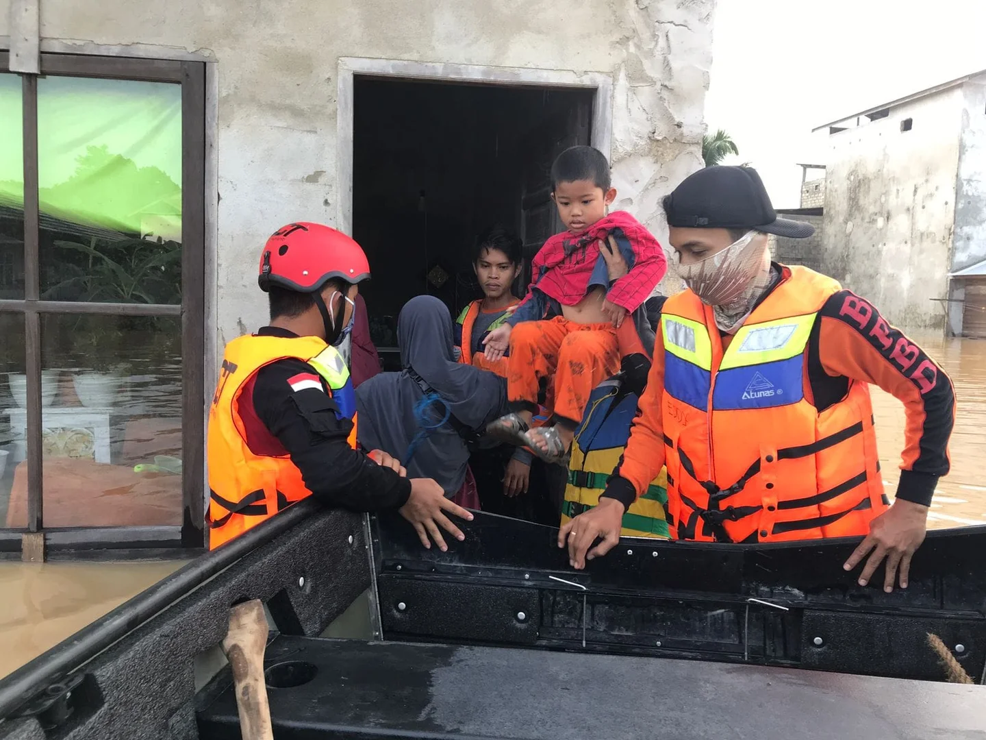 pertolongan korban banjir